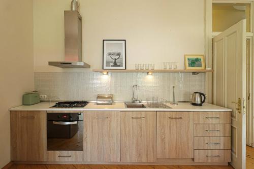 Bright 3BR Apartment in Old Tbilisi by Wehost