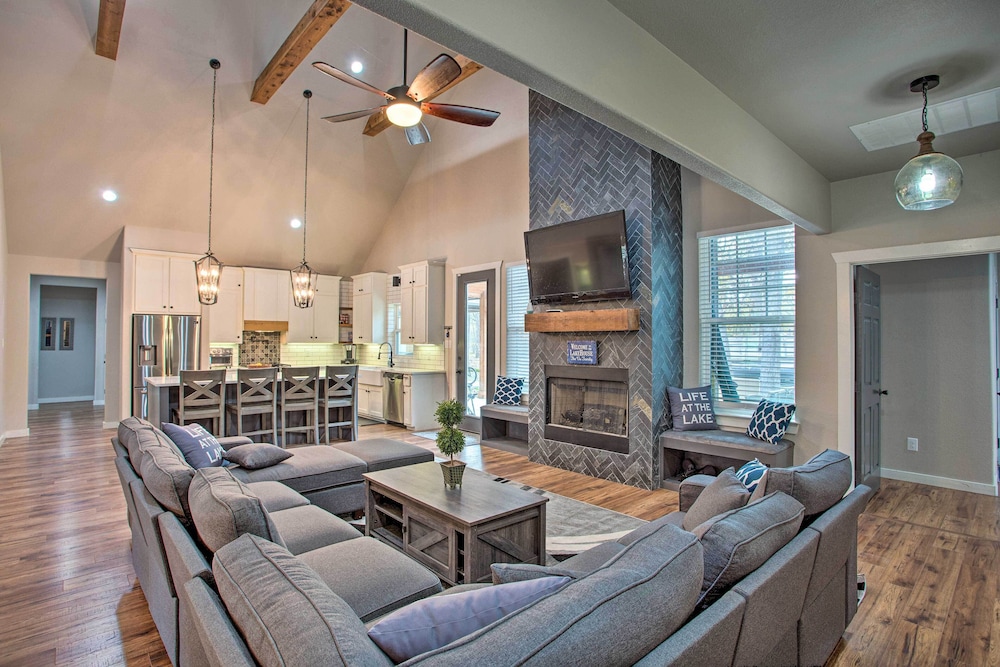 Game Room and Lake Tawakoni Access Family Getaway — 4-Star Luxury Hotel in Quinlan, United States