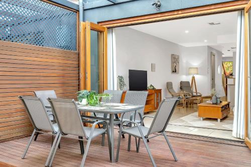 Urban Junction Walk to Mawson Lakes Dining & Shops — hotel in Mawson Lakes