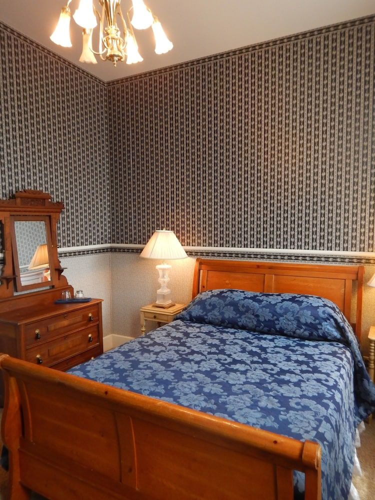 Mine Shaft Inn Hotel & Hostel - photo 11