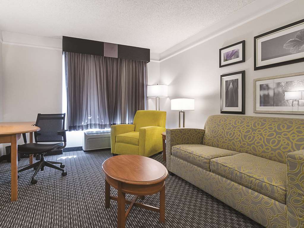 La Quinta Inn & Suites by Wyndham Miami Airport East - photo 49