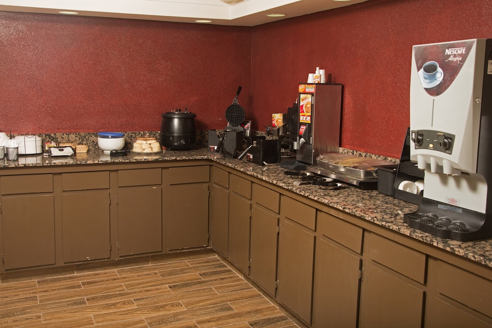 Red Roof Inn Ardmore - photo 21