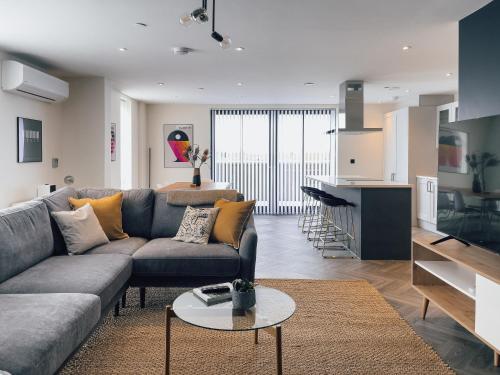 Luxe Penthouse Retreat: With Free Parking — 4-Star Luxury Hotel in Brentford, United Kingdom