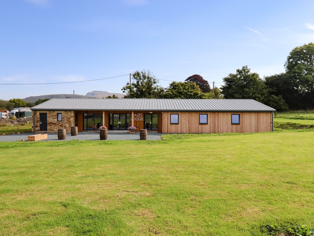 Dale's Lodge — 4-Star Luxury Hotel in Carnforth, United Kingdom