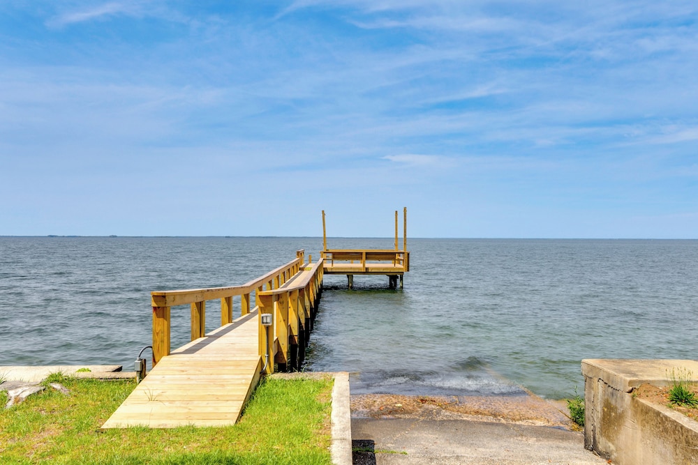Lakefront Retreat with Game Room and Private Dock — hotel in Saint Stephen