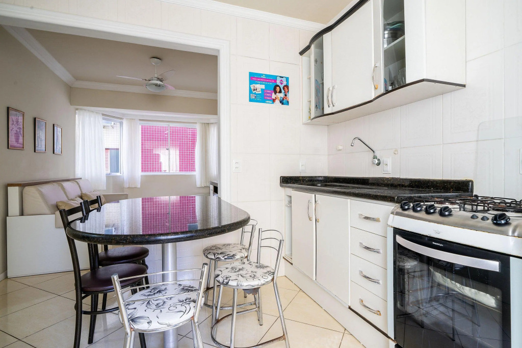 2 Bedroom apt 100m From th Central Beach BC Edg402
