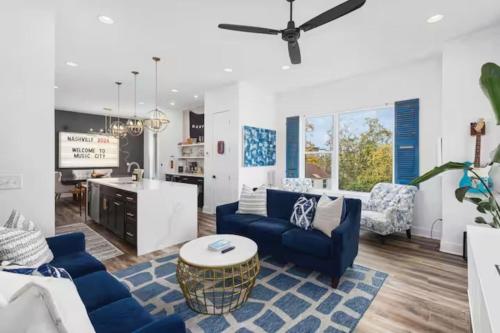 Walk Geodis Stadium Restaurants Rooftop EV Garage — 4-Star Luxury Hotel in Nashville, United States