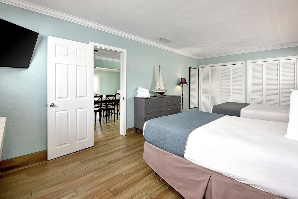 Shoreline Suites & Cabana Cottages - photo 18
