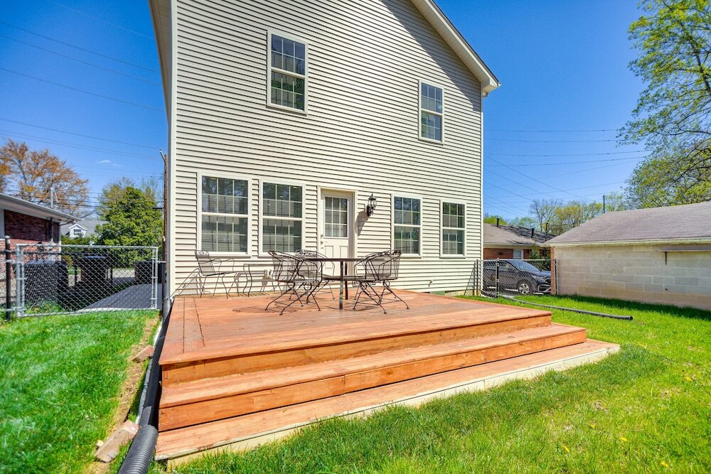 Louisville Retreat W Deck 11 Mi To Downtown — Louisville
