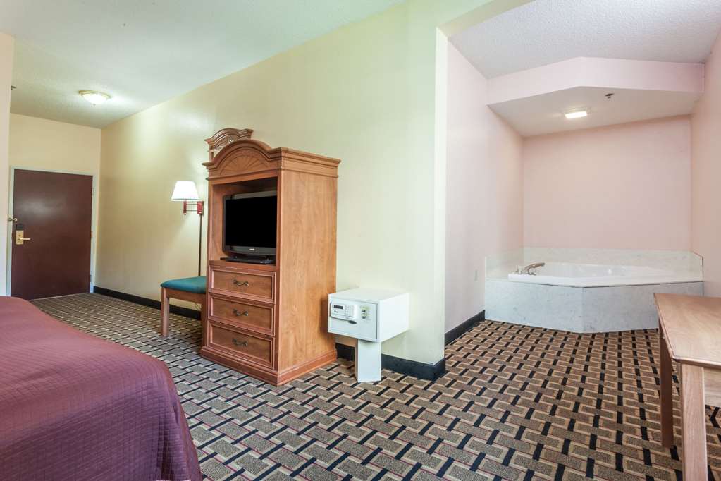 Howard Johnson by Wyndham Airport - photo 14