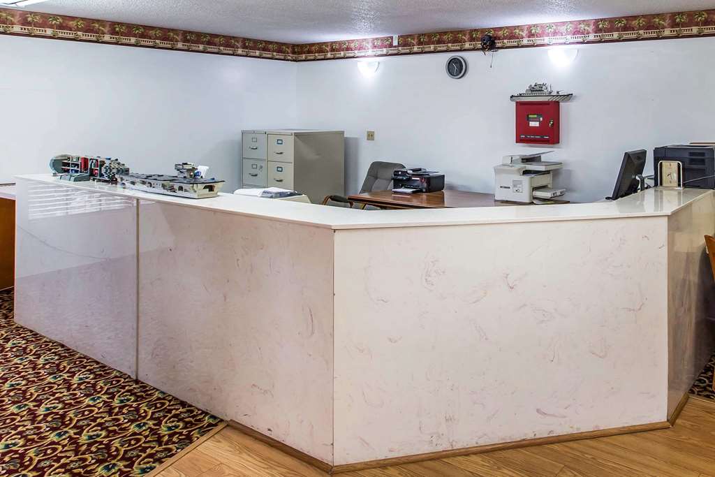 Econo Lodge Inn Suites Albany North — Albany