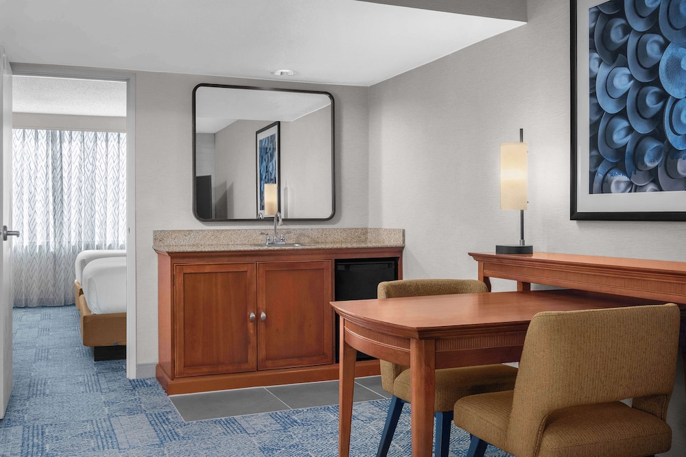 Embassy Suites by Hilton El Paso - photo 40