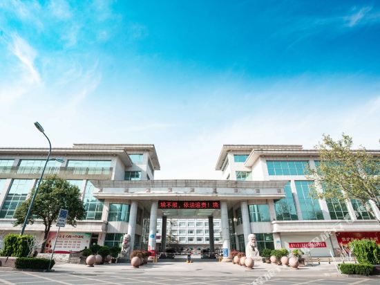 Luzhong Hotel - last minute hotel in Jinan