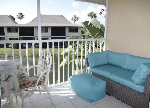 Quiet Romantic Getaway Easy walk to the Oceanfront Beach Resort Style Pool Hot Tub King Bed Air conditioning fully equipped Kitchen Fast Wi Fi Washer & Dryer Self Check in & Keyless Entry Free Parking in Fort Pierce, United States