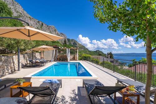 VILLA B2B with heated pool and panoramic sea views — 4-Star Luxury Hotel in Omis, Croatia
