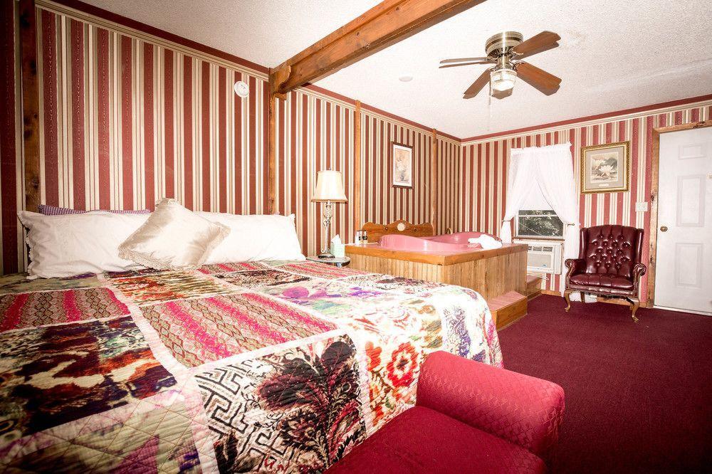 Main Street Inn Angels Among Us Wedding Chapel - photo 25