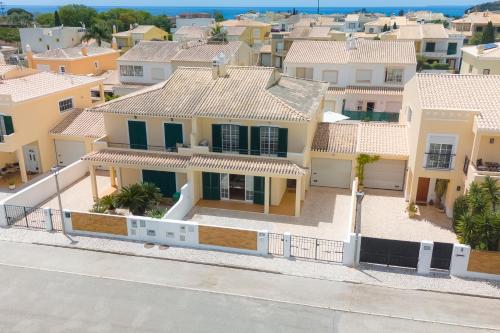 Spacious Villa Walk to Beach & City Center — 4-Star Luxury Hotel in Lagos, Portugal