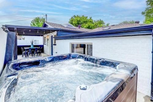 3 Min Walk To Olde Town Hot Tub Fire Pit Games — hotel in Arvada