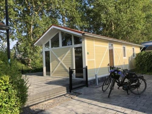 Breskens Laguna Chalet mit Zaun Haus Nr A04 — 4-Star Luxury Hotel in Breskens, Netherlands