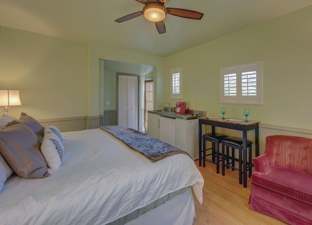 Carlisle Garden Suites - photo 30