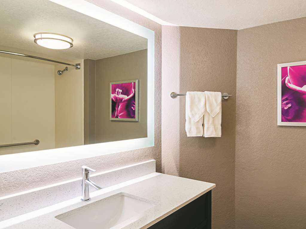 La Quinta Inn & Suites by Wyndham Denver Airport DIA - photo 28