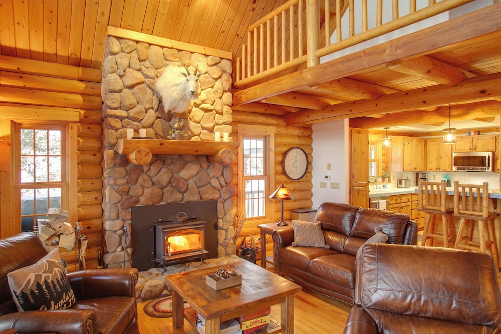Rustic Gotham Bay Cabin on Lake Coeur dAlene — 4-Star Luxury Hotel in Harrison, United States