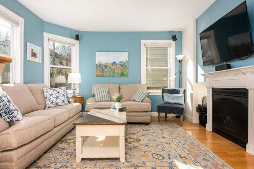 Steps to Downtown Rooftop Deck Flexible Temp Stay in Newburyport, United States