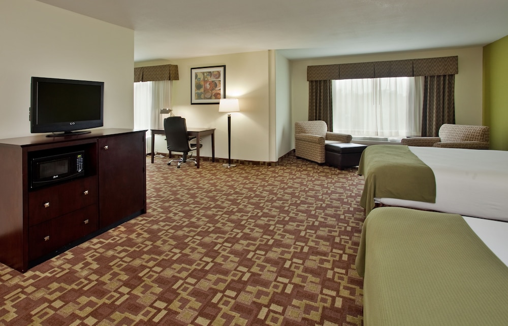 Holiday Inn Express Hotel & Stes Kansas City Sports Complex by IHG - photo 26