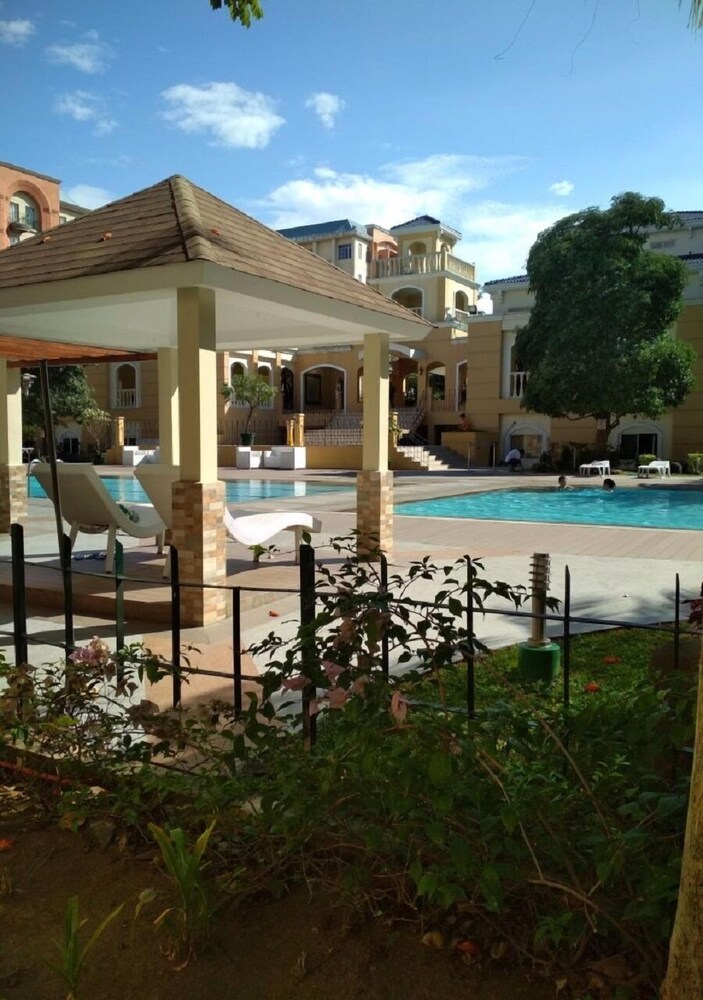 Chateau Elysee A7 Near Airport And Sm Mall — 4-Star Luxury Hotel in Manila, Philippines