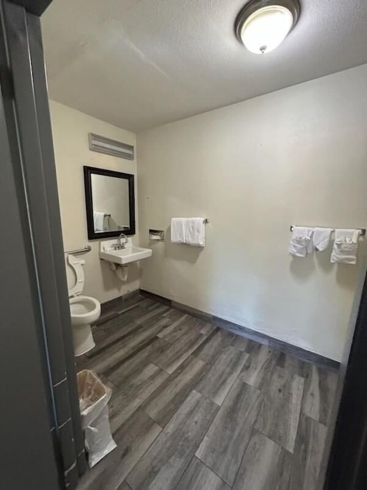 Clarion Pointe Greensboro Coliseum Area - photo 26