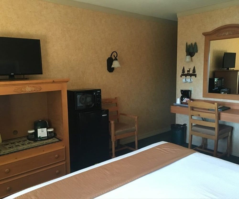 Pepper Tree Inn - photo 9