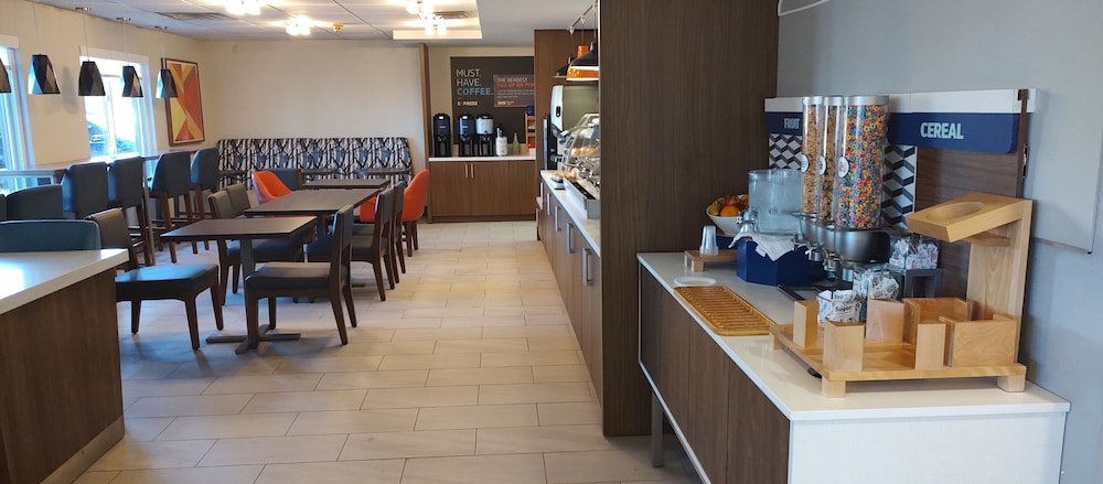 Holiday Inn Express & Suites Alliance by IHG - photo 40