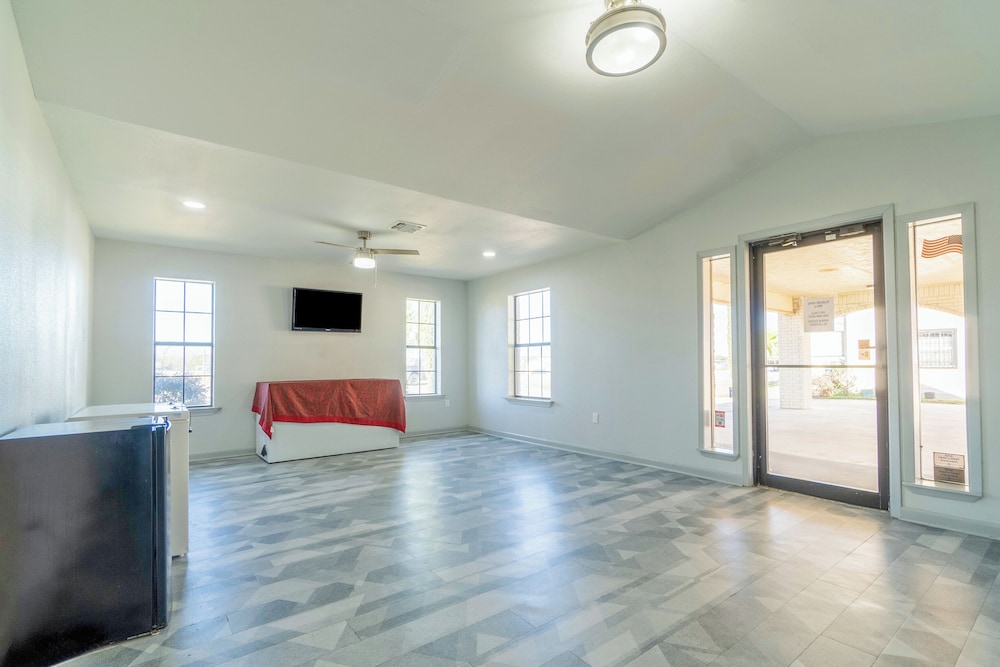 Pleasanton Executive Inn By OYO - photo 8