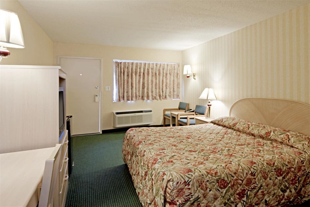 Americas Best Value Inn Springfield Glenstone - photo 9