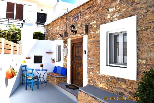 Mannashouse - carbon neutral hotel in Emponas
