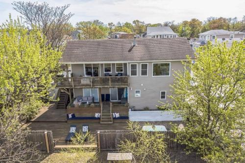 Beach front oasis Hot tub Sleeps 7 — hotel in Keansburg