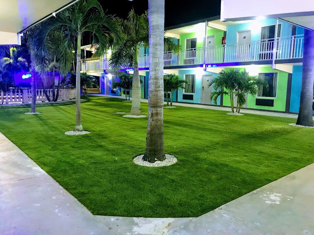 Tropical Inn & Suites - photo 88