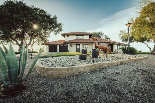 Vista El Pomar Luxe Hill Top Home — 4-Star Luxury Hotel in Templeton, United States