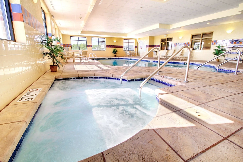 Hampton Inn & Suites West Bend - photo 29