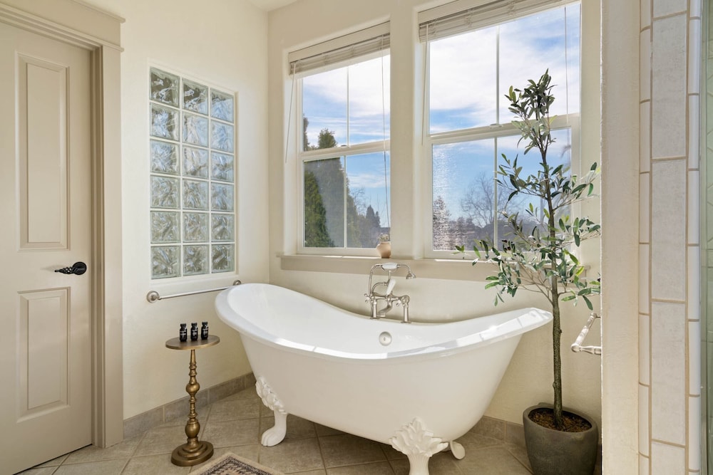 Fiano by Avantstay Centrally Located Haven w Stunning Courtyard & Pool Table - photo 14