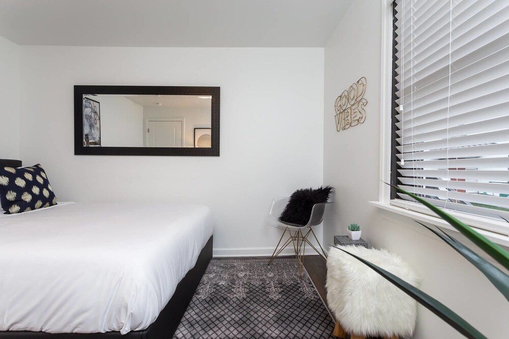 10 BRs Comprised of 2 5BR Suites by Domio - photo 21