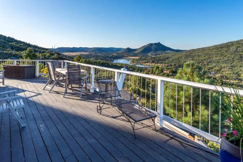 A Living Canvas Amazing Lake View Custom Home — 4-Star Luxury Hotel in Julian, United States