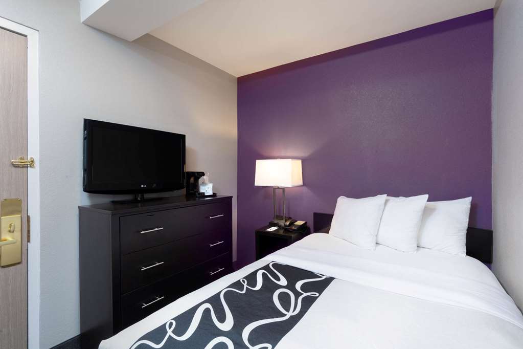 La Quinta Inn & Suites by Wyndham New York City Central Park - photo 24