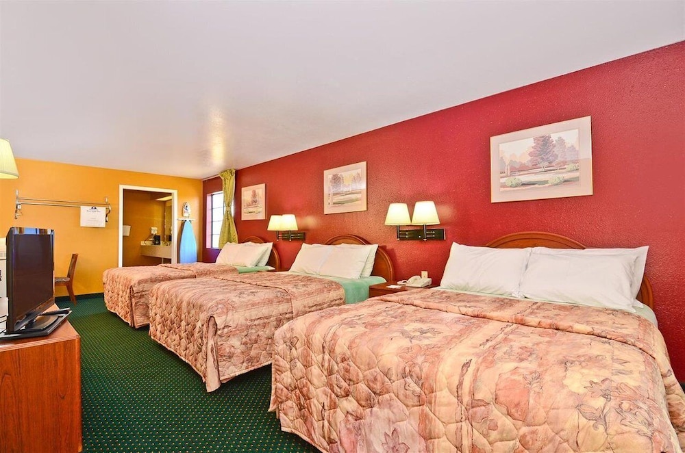 Pine Point Inn & Suites - photo 10
