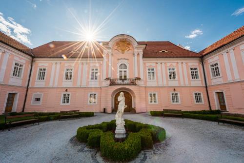 Zamek Hradek u Susice — hotel in Hradek