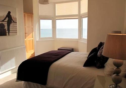 Ivy House Seafront house with garden seating and stunning sea views Ocholo Villas — 4-Star Luxury Hotel in Filey, United Kingdom