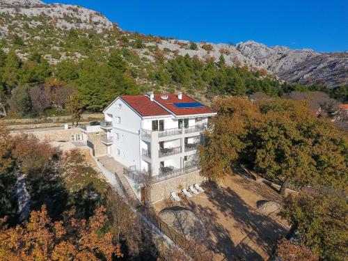 Apartmani Villa Paulo — 4-Star Luxury Hotel in Starigrad, Croatia
