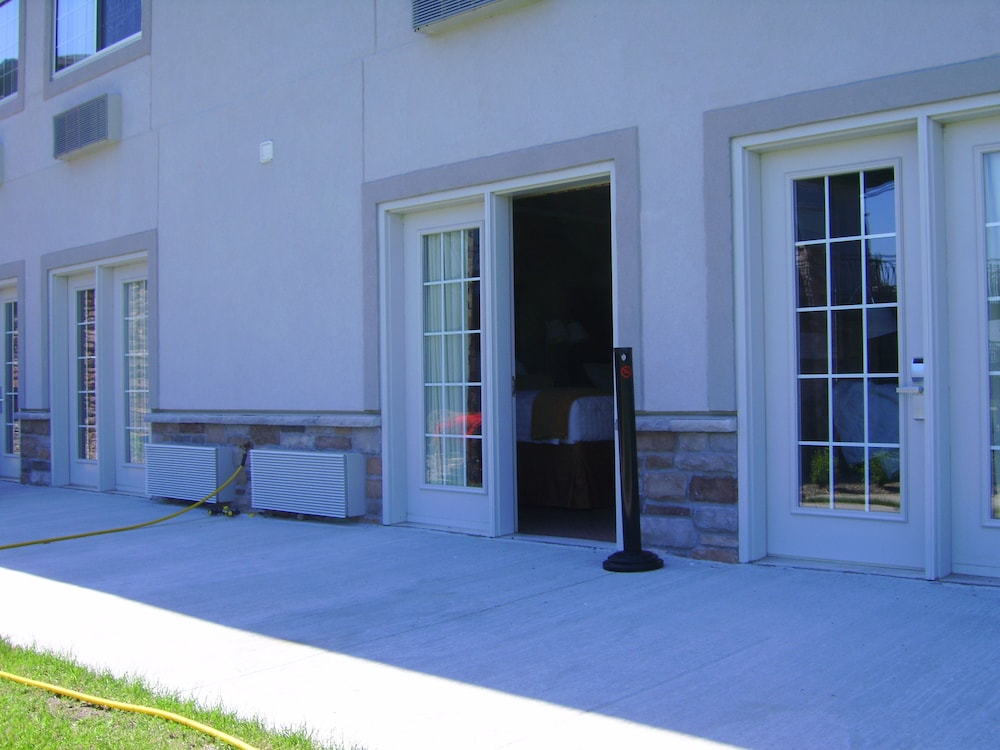Cobblestone Inn & Suites Denison Majestic Hills - photo 70
