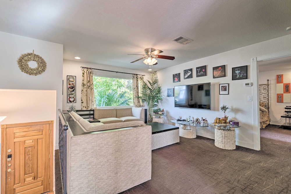 Vegas Oasis Home with Pool and Spa 7 Miles to Strip — 4-Star Luxury Hotel in Las Vegas, United States