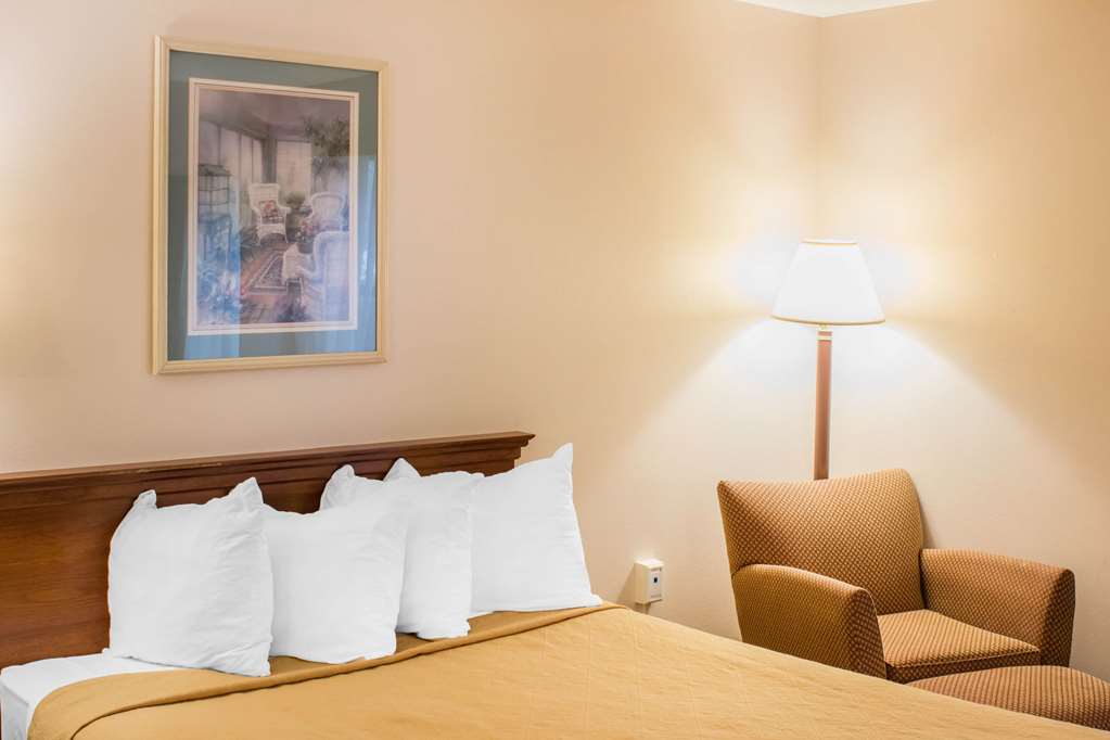 Econo Lodge Raleigh near Walnut Creek Amphitheatre - photo 18